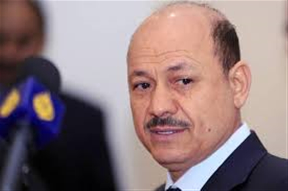 "العليمي" يغادر العاصمة المؤقتة بعد أيام من عودته.. لماذا؟