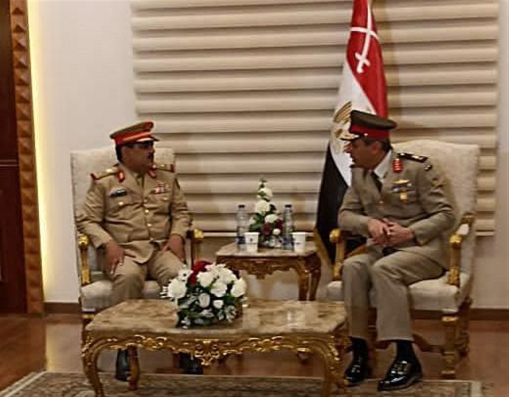 وزير الدفاع اليمني يصل العاصمة المصرية القاهرة