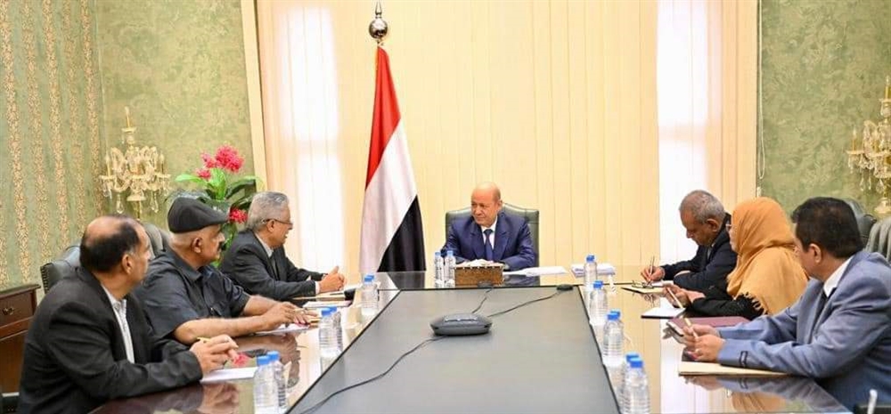العليمي يتعهد بحل شامل لقضايا الموظفين المبعدين من وظائفهم جنوب البلاد