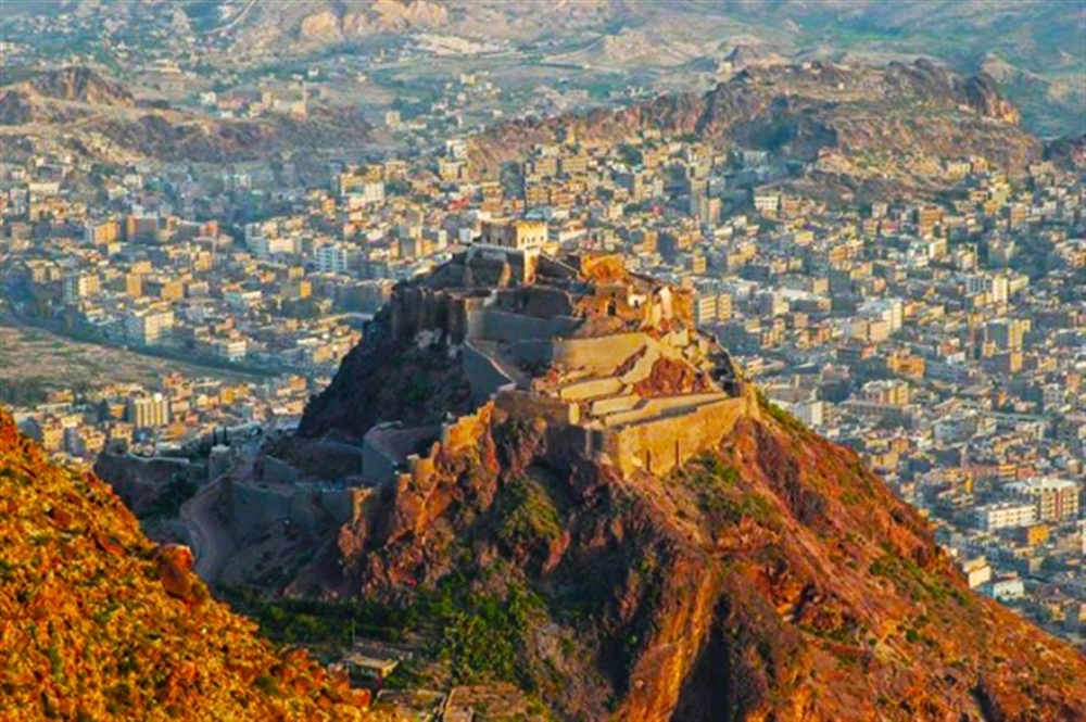 قناصة مليشيا الحوثي تقتل امرأة يمنية في تعز