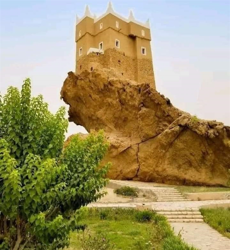 مواطن يبسط على حصن الغويزي التاريخي في حضرموت