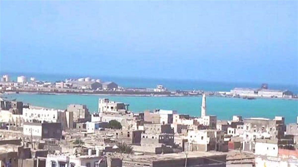 تعز.. مواطنون يعثرون على جثة شخص مقتولا في المخا