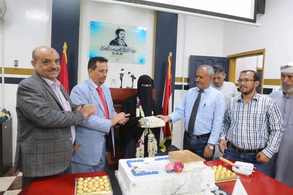 بعد فوزها بالمركز الاول محليا... مؤسسة الشيخ "المخلافي" تكرم الحافظة "وفاء منتظر"