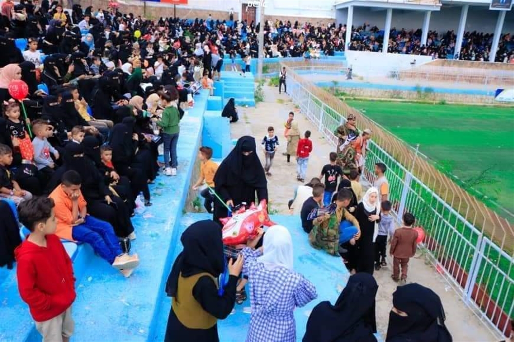 تفاصيل ما حدث في تعز.. ثلاثة جرحى في إطلاق نار أثناء تكريم الفنان "عطروش"