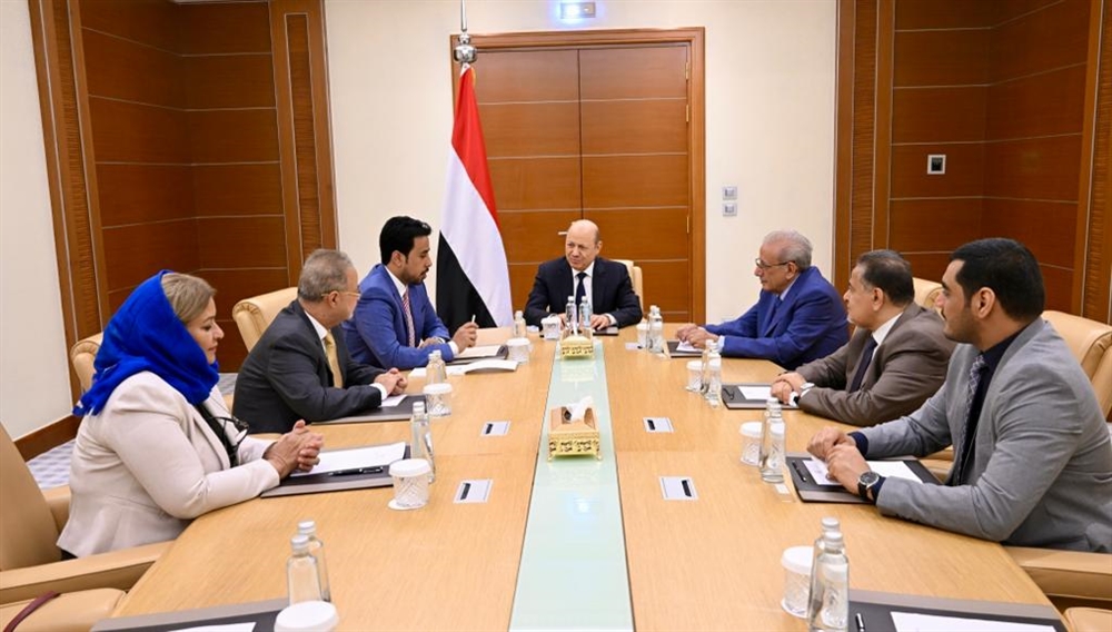العليمي يجتمع بـ"هيئة التشاور" والأخير تؤكد التزامها بتحقيق "المصالحة الشاملة"