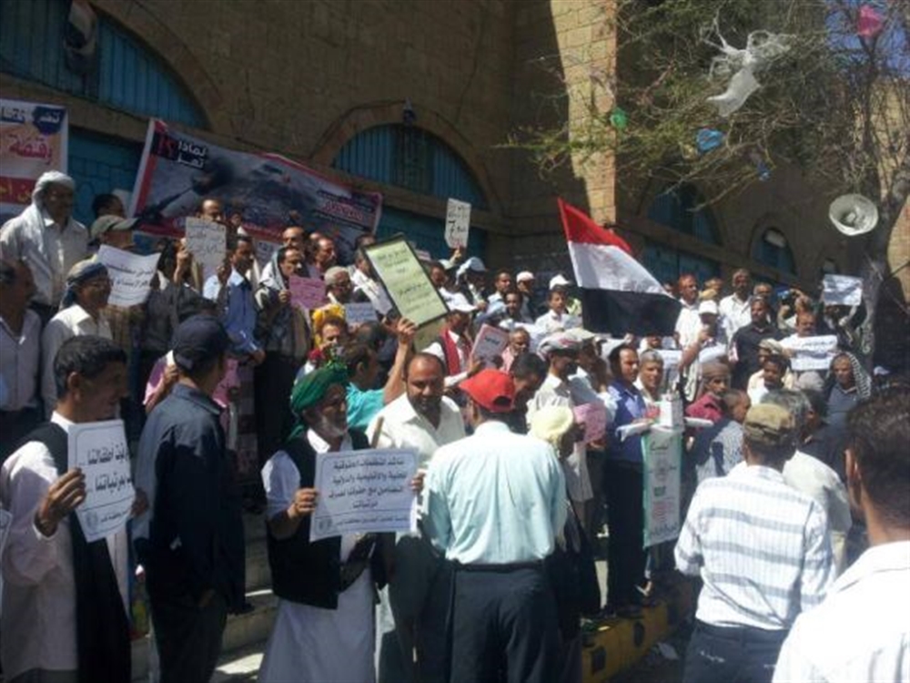 دعت لوضع آلية لصرف مرتباتهم.. سام تعلن وقوفها إلى جانب المعلمين في خطواتهم التصعيدية