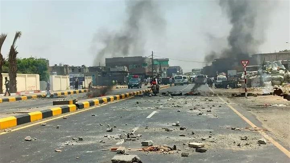احتجاجات غاضبة في لحج تنديدا بانقطاع التيار الكهربائي منذ أيام