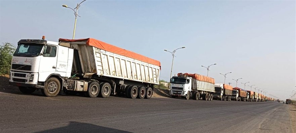 الحوثيون يحتجزون مئات الشاحنات بعد خروجها من ميناء الحديدة