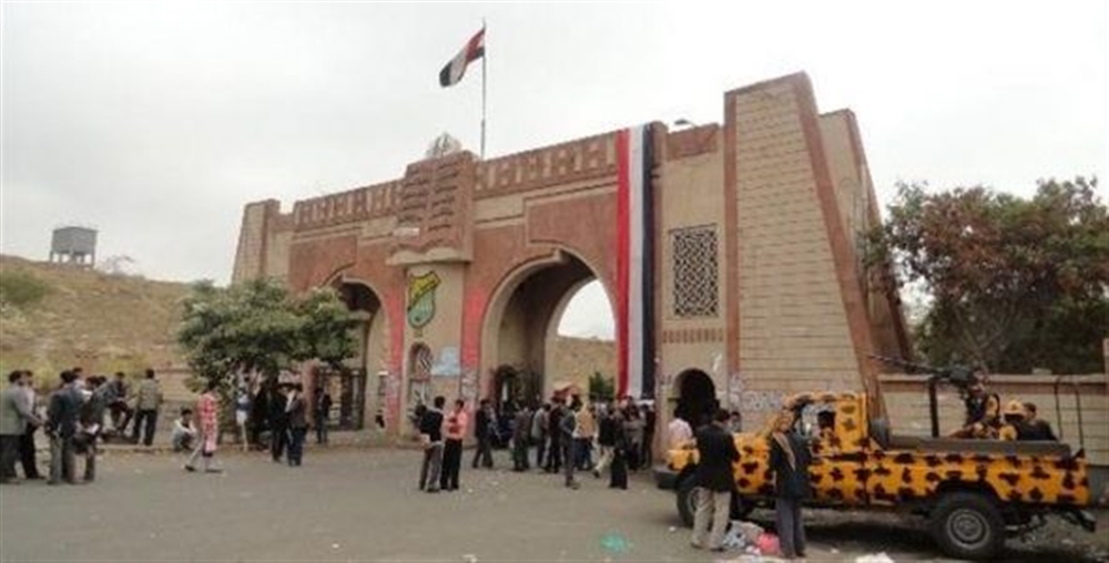 عناصر الحوثي تفصل طالبة يتيمة من جامعة صنعاء وتختم ملفها بالشمع الأحمر.. تعرف على السبب المزعوم!