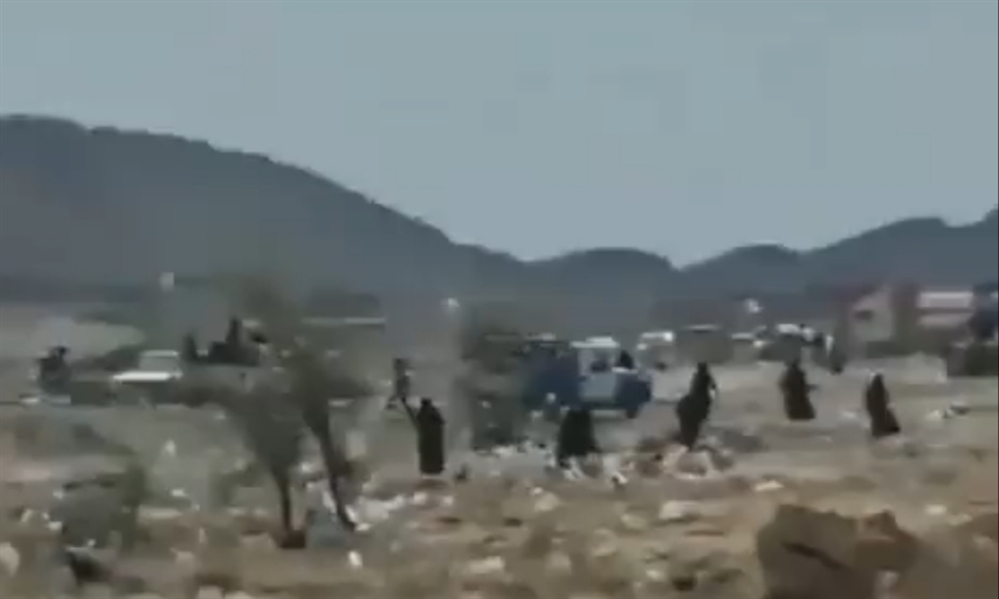 شاهد.. مجموعة نساء يتصدّين لعناصر حوثية حاولت السطو على أراضٍ لمواطنين بصعدة
