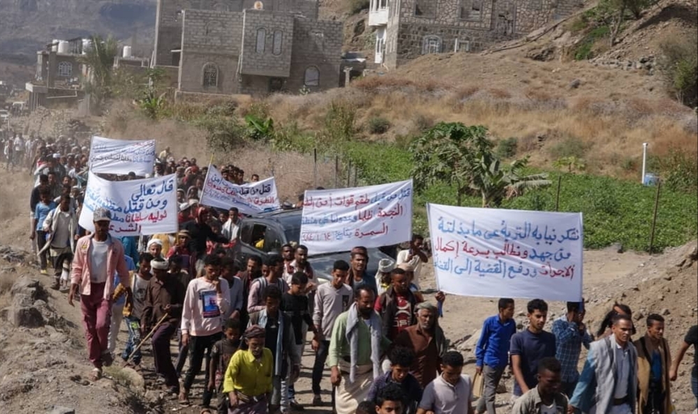 تعز.. أبناء منطقة "دُبع" يطالبون السلطة القضائية بمحاسبة المسؤولين عن جريمة قتل ابنهم
