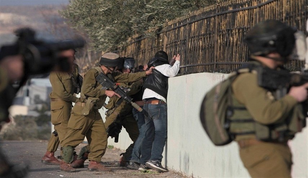 قوات الاحتلال تعتقل العشرات من الفلسطينيين في الضفة الغربية