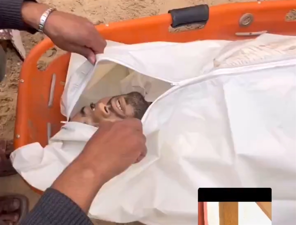فيديو...الاحتلال يعدم شابا بعدما ارسله مكبل اليدين لاقناع نازحين بمغادرة مستشفى ناصر