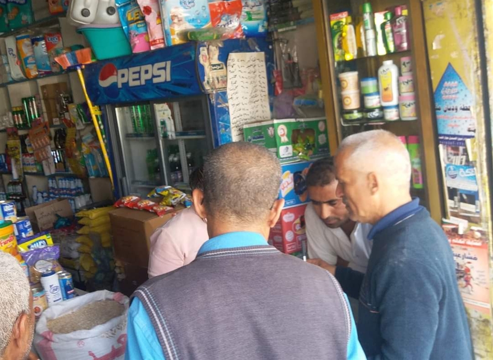 الصناعة والتجارية بتعز يجذر من عدم إشهار الأسعار بالعملة الوطنية والمتاجرة بسلع تالفة