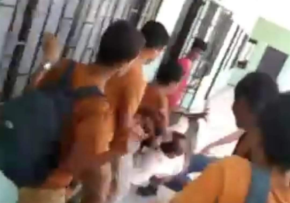 طالب ثانوية يعتدي على معلمه بالضرب في إحدى مدارس عدن (فيديو)
