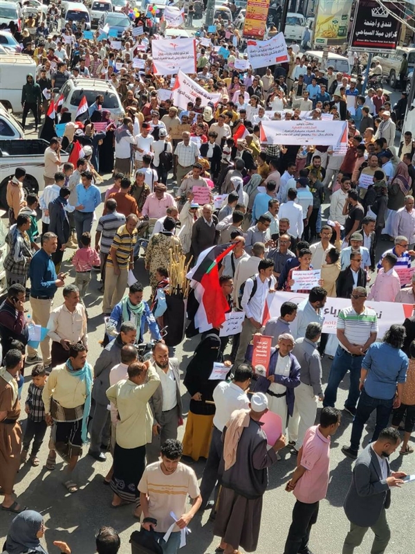 مظاهرة حاشدة في تعز تطالب بتشغيل الكهرباء الحكومية المتوقفة منذ بداية الحرب