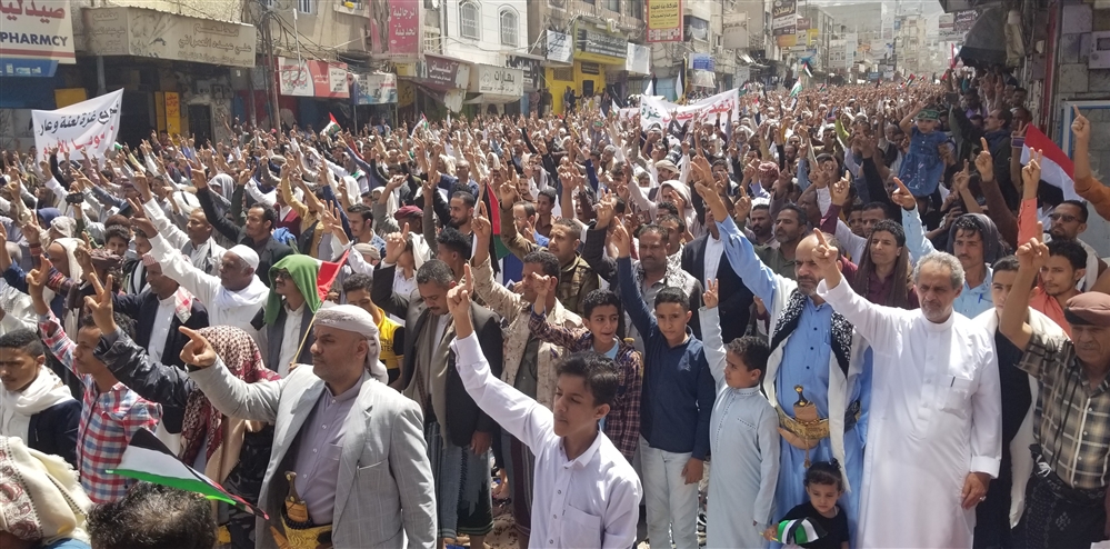 تعز.. حشود ضخمة تندد بجرائم التجويع والإبادة الجماعية في غزة وحصار الحوثي للمدينة