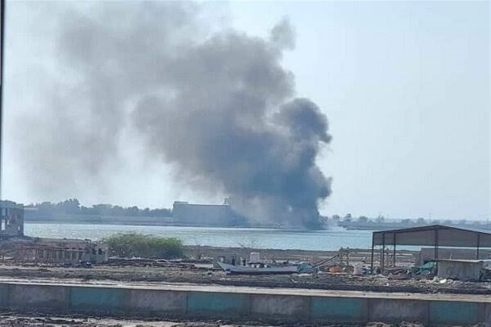 إعلام حوثي: الطيران الأمريكي البريطاني يستهدف بـ 10 غارات مناطق متفرقة بالحديدة