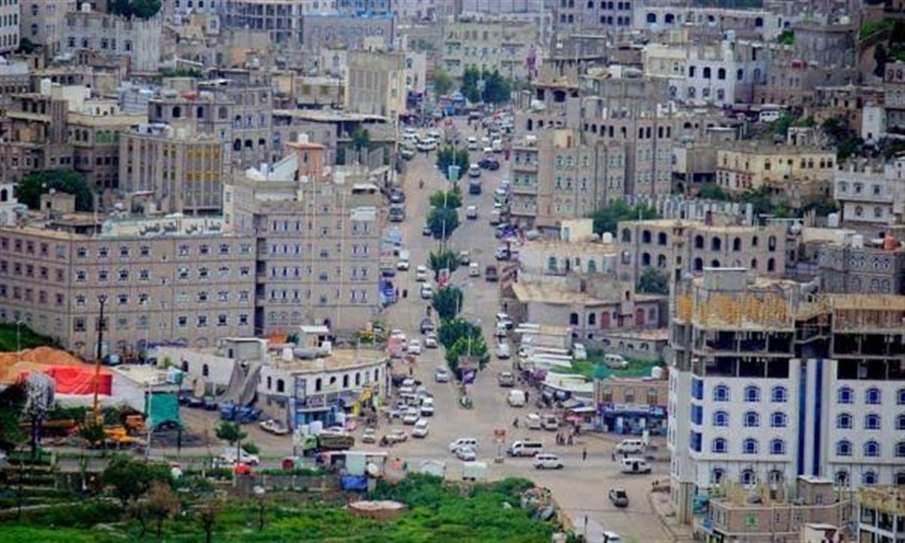 إب.. مليشيا الحوثي تعبث بمحتويات منزل شيخ قبلي بعد اقتحامه