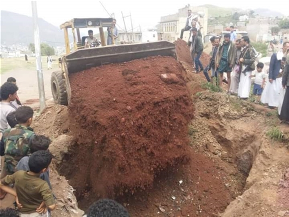 عناصر حوثية تعتدي على مقبرة تاريخية في إب