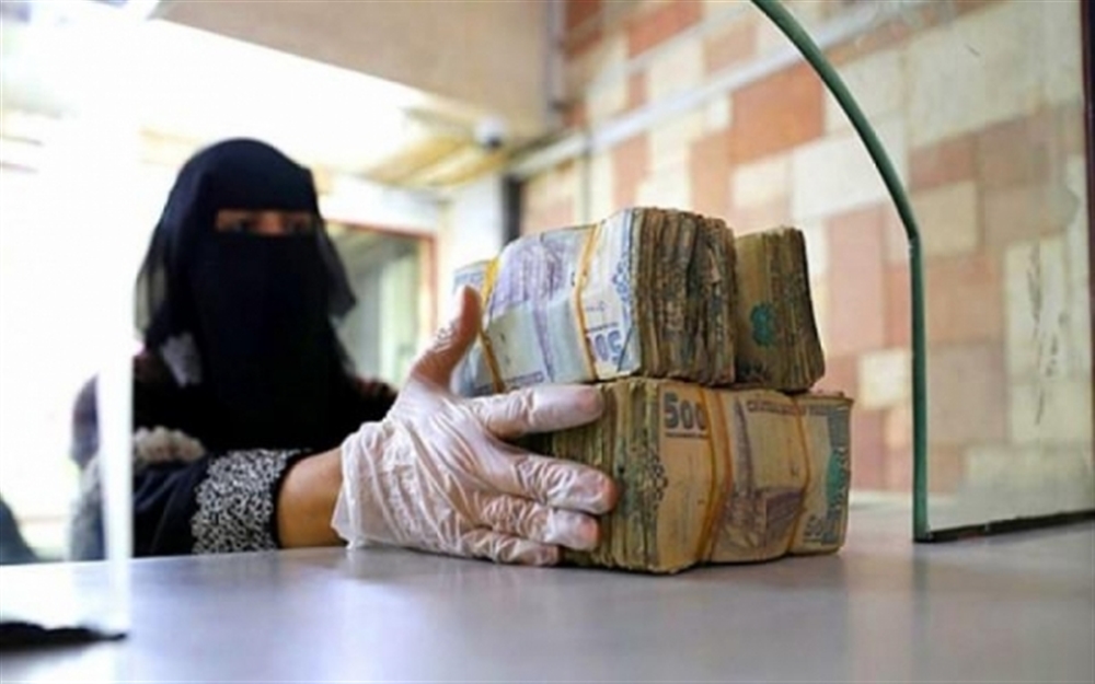 بدء صرف رواتب موظفي تعز مع العلاوة عبر بنك الكريمي