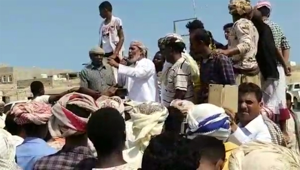 سقطرى.. محتجون غاضبون يطالبون برحيل المحافظ "الثقلي" نتيجة تردي الاوضاع المعيشية (فيديو)