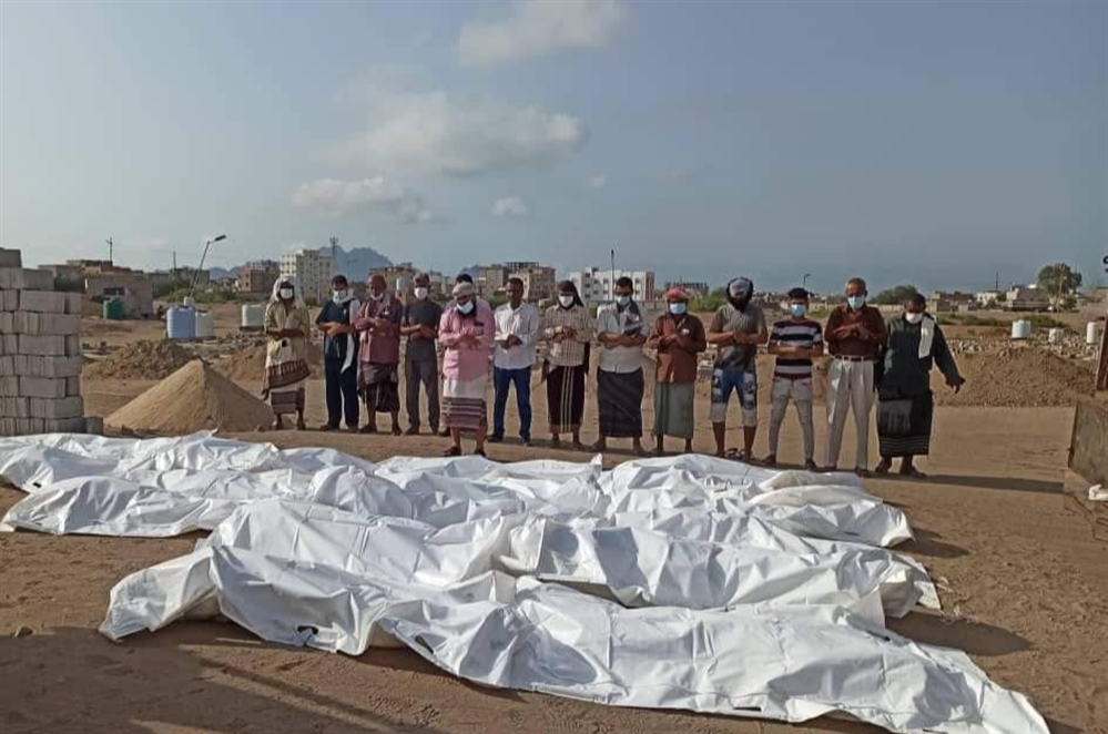 لحج.. دفن 17 جثة مجهولة الهوية تعفنت نتيجة انقطاع الكهرباء