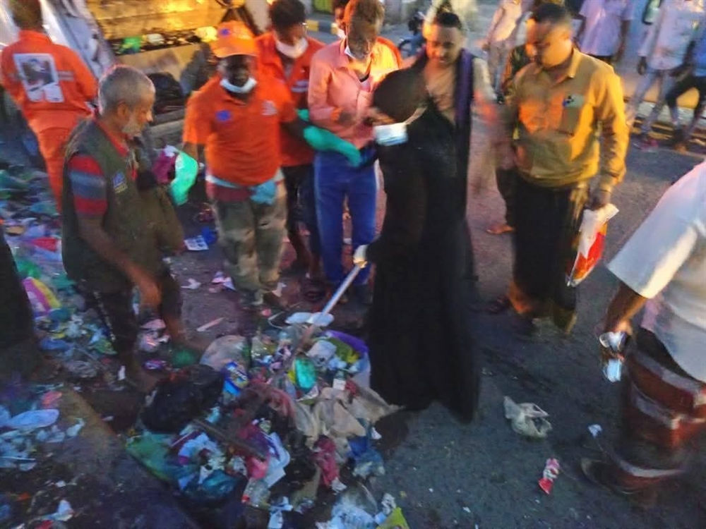 تعز.. عمال النظافة يستأنفون أعمالهم بعد أسبوع من الإضراب