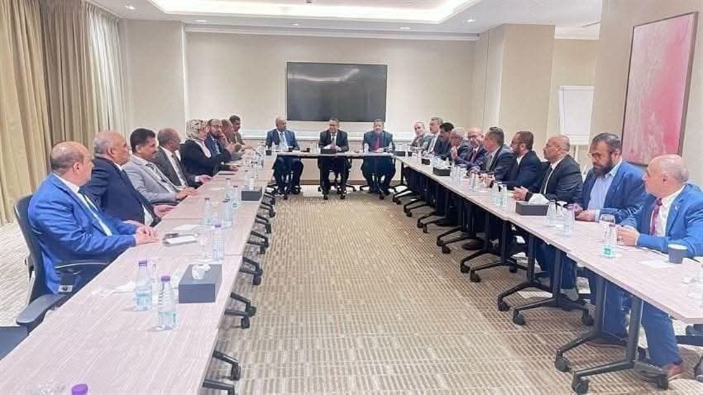 تكتل الأحزاب يستنكر استضافة زعيم مليشيا الحوثي في المؤتمر القومي العربي ببيروت