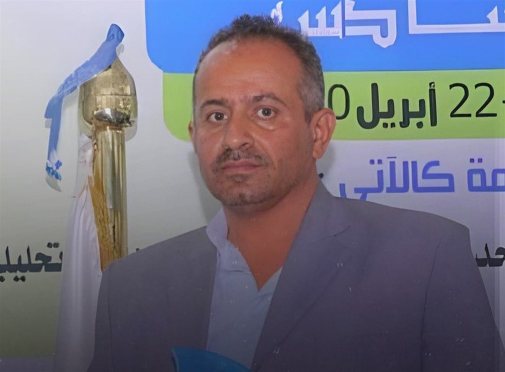 إب.. قيادي حوثي يوقف موظفا في مكتب الأشغال من عمله