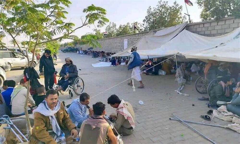 جرحى الحرب في مأرب يعلّقون اعتصامهم مؤقتًا بعد تلبية عدد من مطالبهم