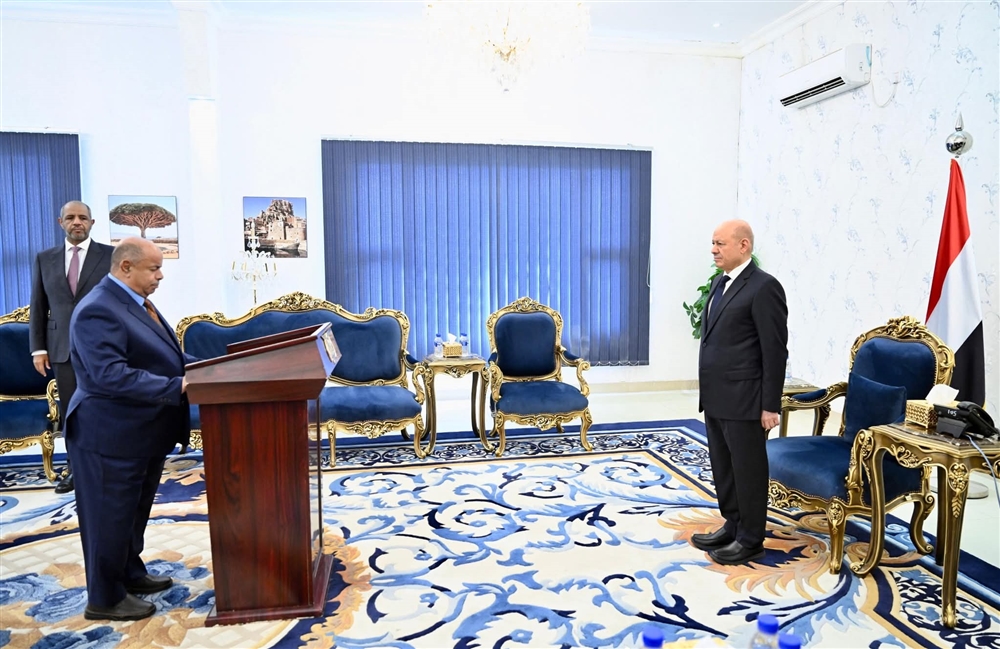 محافظ حضرموت يؤدي اليمين الدستورية أمام العليمي