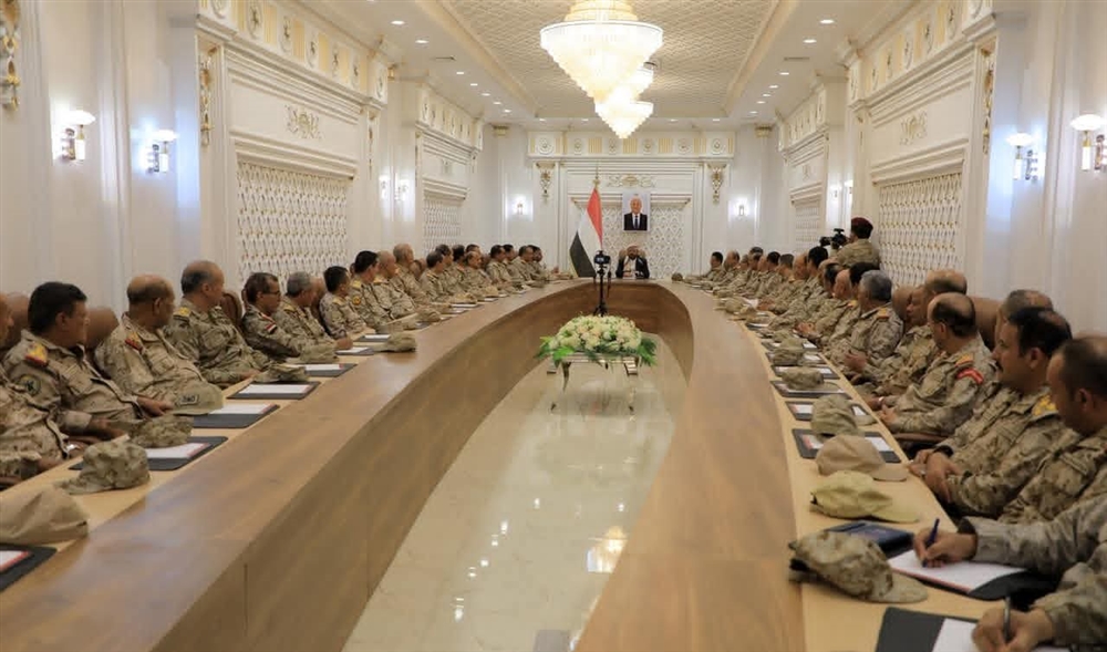العرادة يترأس اجتماعاً موسعاً للقيادات العسكرية في مأرب ويؤكد ضرورة رفع الجاهزية القتالية