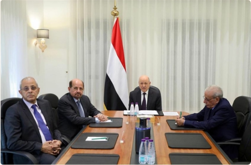 العليمي يوجه بمساءلة المسؤولين المؤيدين للانتقالي ويحذر من إعادة القضية الجنوبية إلى مسار الصدام