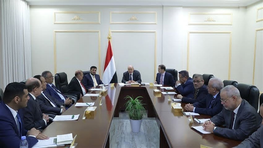 العليمي يطلب من السعودية التدخل عسكريًا لوقف تحركات الانتقالي في حضرموت