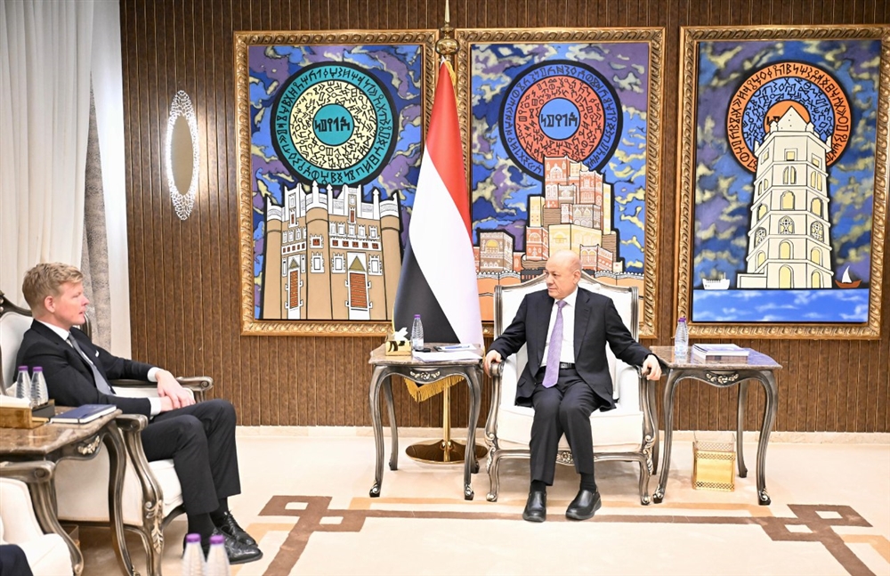 العليمي يؤكد الالتزام بمسار السلام ويجدد التمسك بالمرجعيات الثلاث