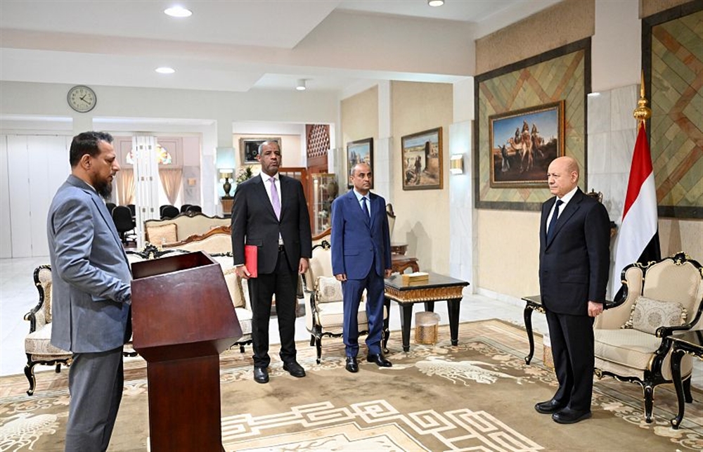 محافظ عدن الجديد يؤدي اليمين الدستورية أمام رئيس مجلس القيادة الرئاسي