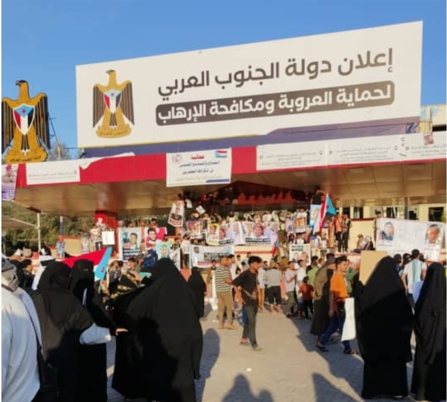 عدن... مسلحون يتبعون الانتقالي يطلقون النار على وقفة احتجاجية لأسر محتطفين