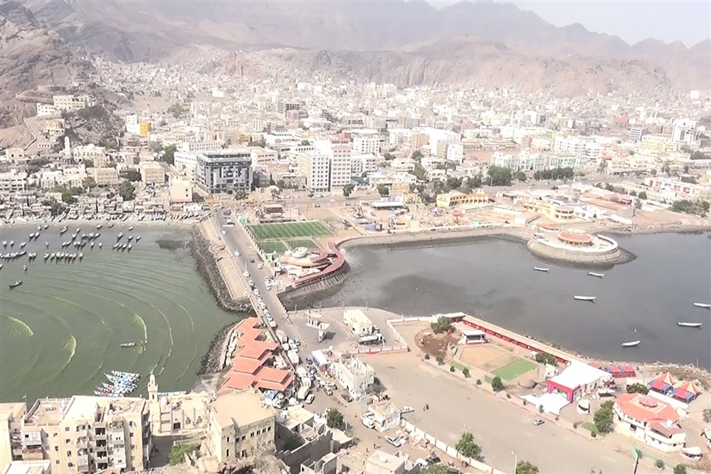 السلطة المحلية والتحالف يقران خطة لإخراج المعسكرات من عدن