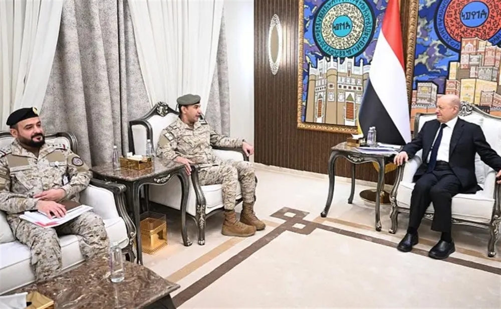 العليمي يشدد على أهمية احتكار الدولة للسلاح ومنع نشوء أي كيانات خارج إطار الدولة