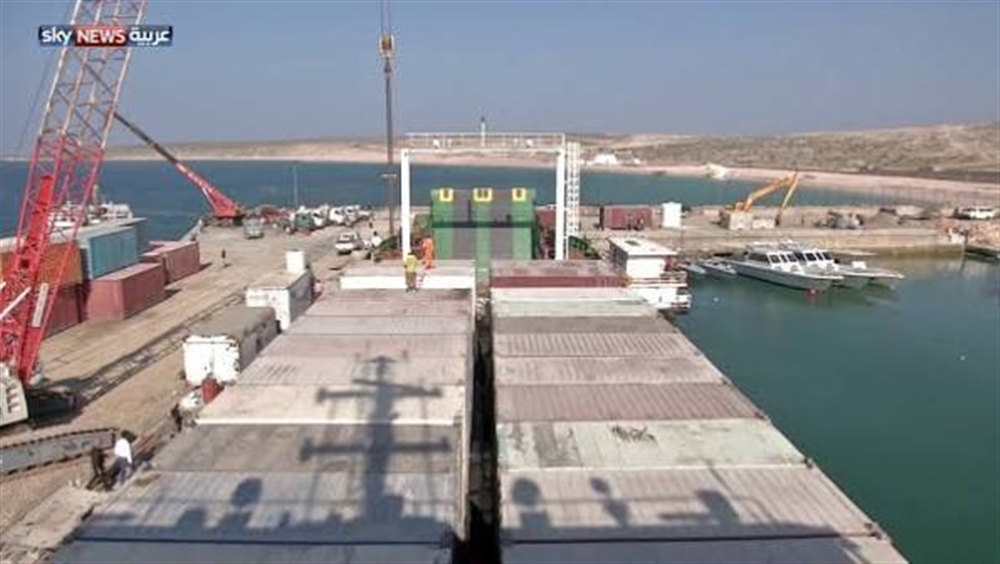 سقطرى.. تعطيل رافعة ميناء حولاف قبل وصول سفينة الوقود السعودية