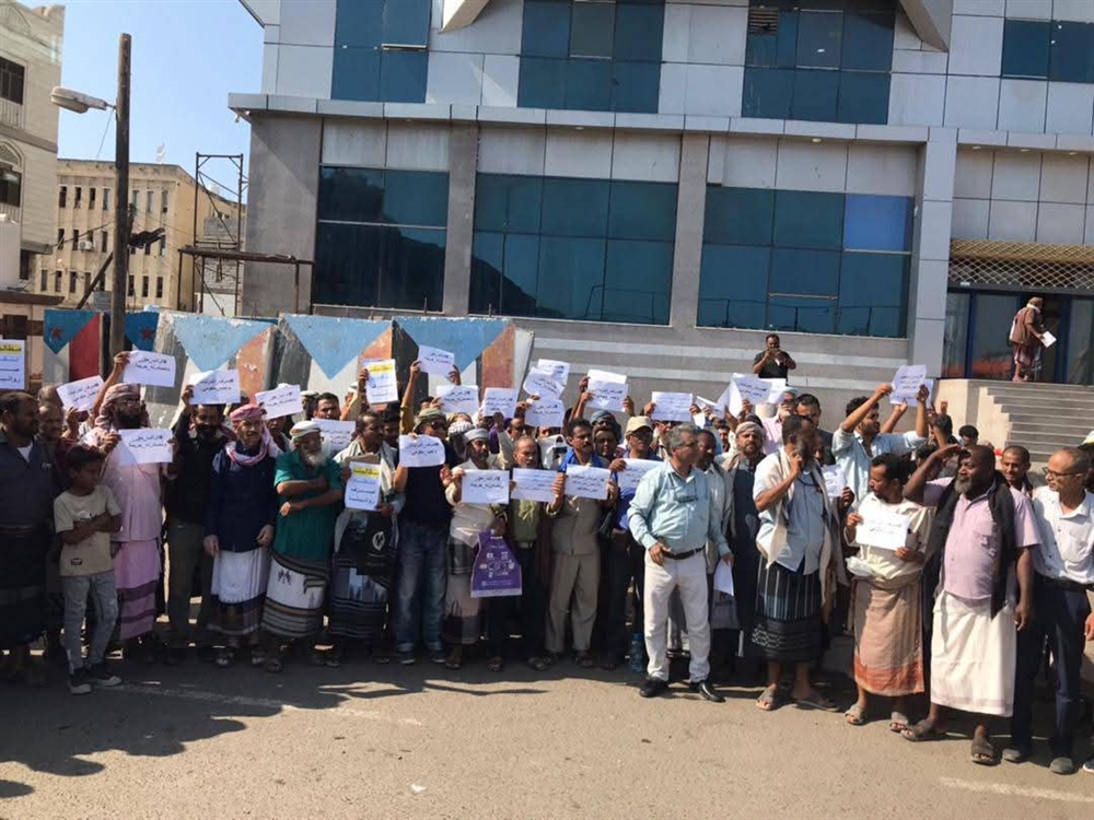 بين مطرقة النزوح وسندان "العنصرية" الرسمية ... الموظفون النازحون يواجهون الموت جوعاً