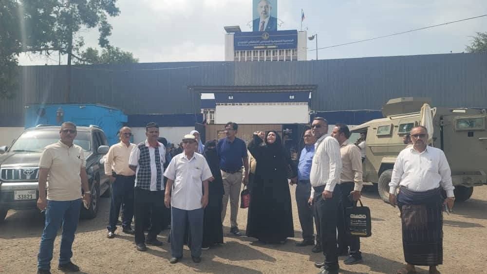 عدن.. قوات العمالقة تغلق مقر الجمعية العمومية للمجلس الانتقالي المنحل