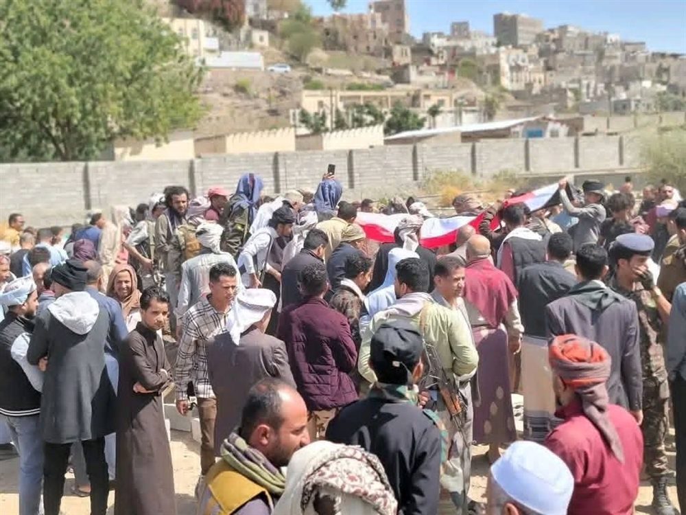 تعز تشيع ثلاثة من أفراد الجيش الوطني قضوا في مواجهات مع الحوثيين