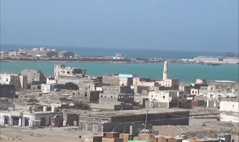 مواطن يشكو رفض تنفيذ أحكام قضائية في المخا بعد مقتل نجله ونهب ارضه