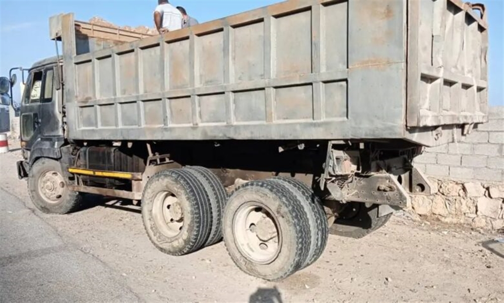 حضرموت.. ضبط شاحنة محمّلة بأحجار معدنية مموهة في المكلا