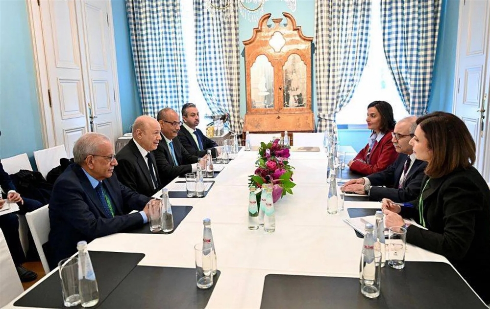 العليمي يطالب لبنان بوقف منصّات الحوثيين الإعلامية