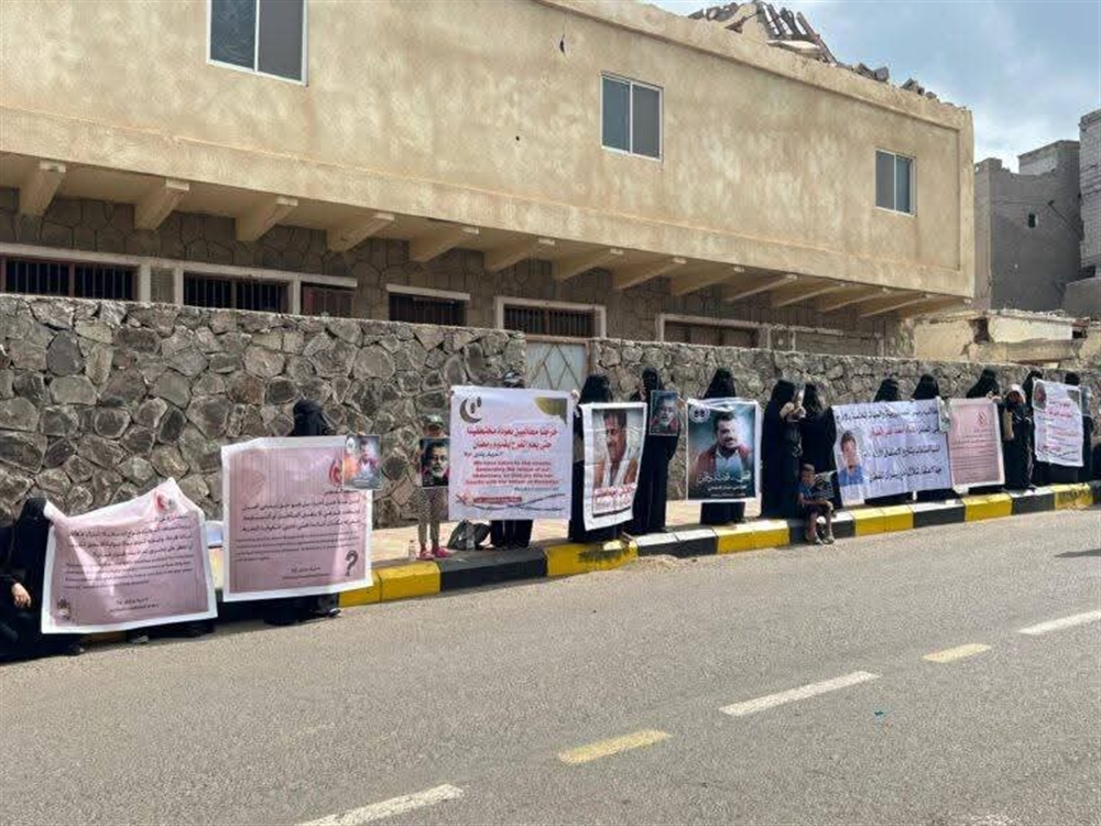 رابطة أمهات المختطفين بعدن تجدد المطالبة بالكشف عن مصير المخفيين وإغلاق السجون السرية