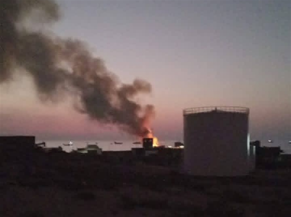 حريق يلتهم سفينة محملة مواد بناء في ميناء سقطرى