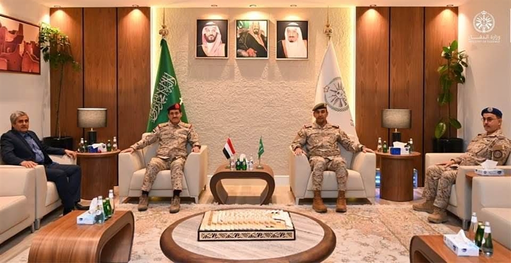 وزير الدفاع يبحث مع قائد القوات المشتركة تعزيز التعاون العسكري ودعم استعادة الدولة